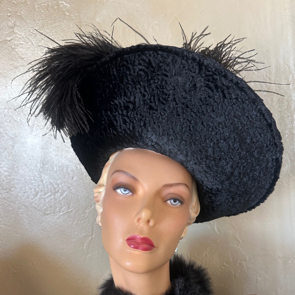 GRANDIOSE 1950s' BLACK FELT & FAUX LAMB WIDE BRIM HAT + TALL OSTRICH FEATHERS